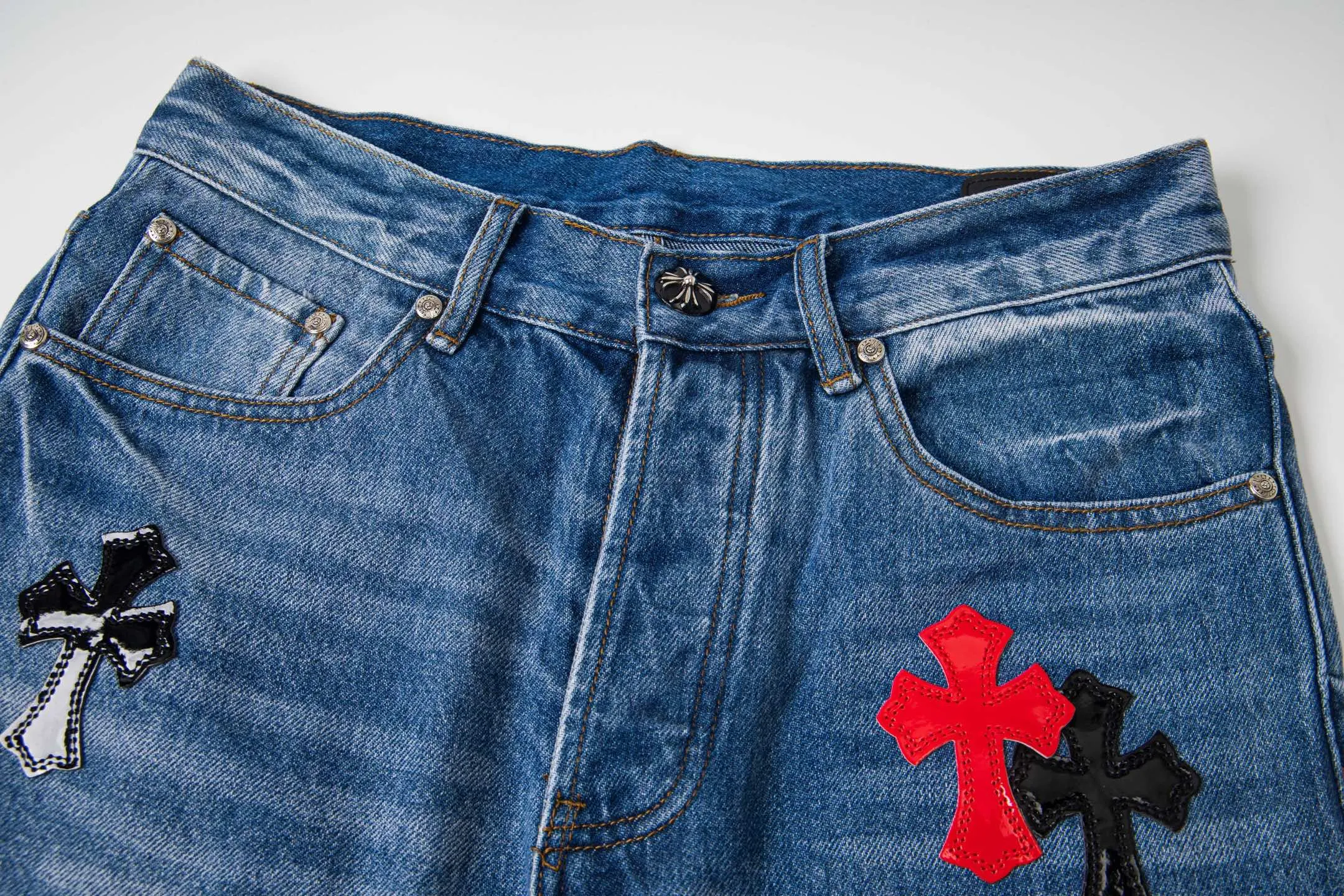 P290 high version Chrome Hearts blue denim with red black panther pattern multi-leather jeans. CH jeans need to be washed and then disassembled and hand-stitched with sheepskin cross leather and then spliced ​​together. The whole piece has too many craftsmanship to explain, patchwork cross pattern embellishment, high-waisted washed jeans! ! Absolutely high-end luxury products, god-level single products and super popular products, made with top heavy industry, a must-see magic weapon. Customized hardware. The fabric is thick and soft after washing. It has good breathability. Customized small leather label. Unique design. The details are simple and elegant, and the workmanship is exquisite. The entire trousers are neatly routed and the details are in place! It’s so cool that both men and women can easily control the genderless trend! Style number: 1799# Color: blue Size: 28 30 32 34 36